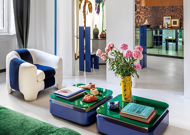 콜라주처럼 이야기가 겹겹이 흐른다